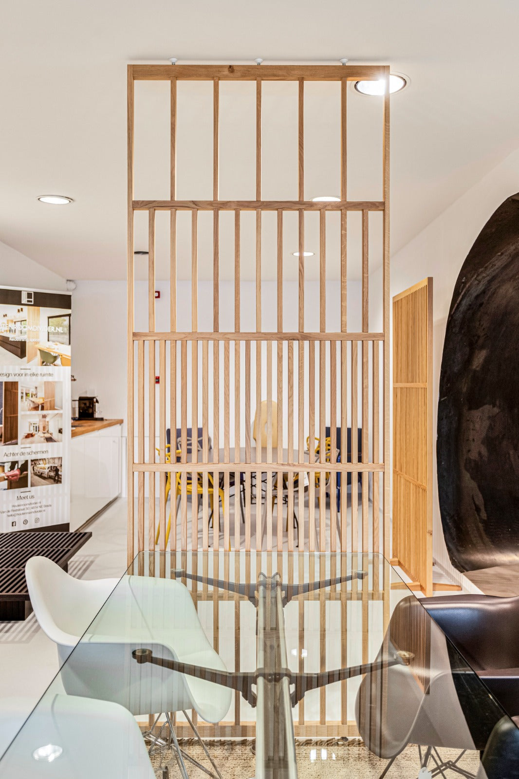 Houten roomdivider van gelakt massief eiken, ontworpen voor een strakke, hotel chique uitstraling. Een elegante toevoeging aan elk interieur